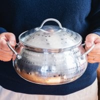 〔約2.6L〕ベトナムの槌目入りアルミ鍋 ふっくらフォルムが愛らしい、手仕事の温もり感じるレトロな両手鍋(VN-TBLWR-126)