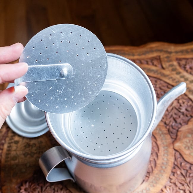 〔容量:約1400ml〕大きなカフェサイズ ベトナムコーヒーメイカー フィルターコーヒー 12 - こちらのフィルターを取り外し、コーヒーを入れその上にフィルターを戻しお湯を注ぎます