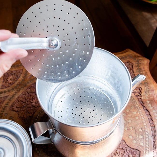 〔容量:約2400ml〕大きなカフェサイズ ベトナムコーヒーメイカー フィルターコーヒー 12 - こちらのフィルターを取り外し、コーヒーを入れその上にフィルターを戻しお湯を注ぎます