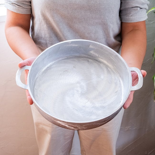 〔約27cm〕ベトナムの台所から 無垢で素朴なアルミ両手鍋 2 - このくらいのサイズ感になります