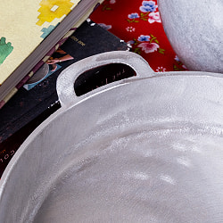 〔約27cm〕ベトナムの台所から　無垢で素朴なアルミ両手鍋 - サブ4