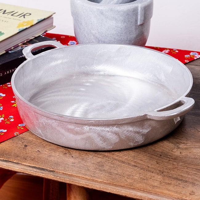 〔約27cm〕ベトナムの台所から 無垢で素朴なアルミ両手鍋 6 - 横からの写真です