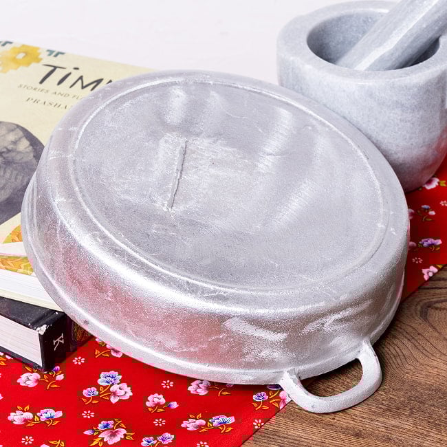 〔約27cm〕ベトナムの台所から 無垢で素朴なアルミ両手鍋 7 - 裏面の写真です