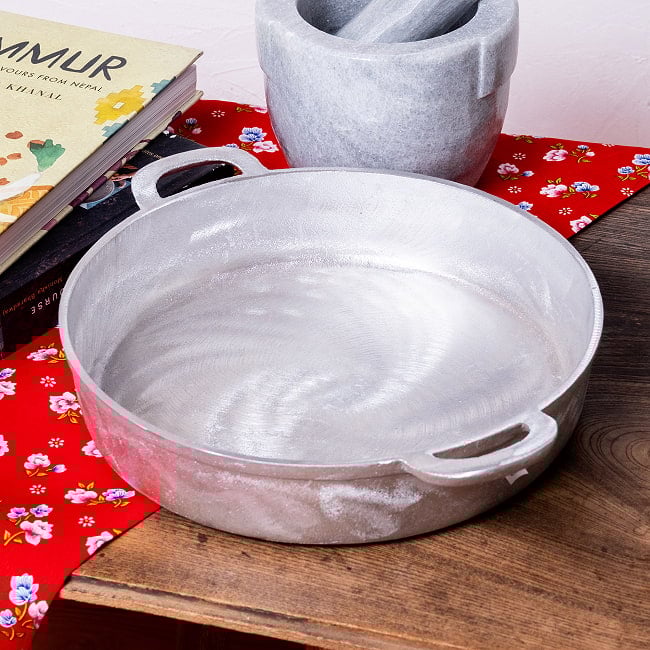 〔約27cm〕ベトナムの台所から 無垢で素朴なアルミ両手鍋の写真