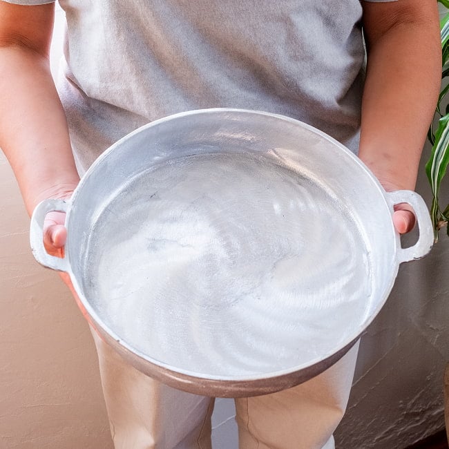 〔約29cm〕ベトナムの台所から 無垢で素朴なアルミ両手鍋 2 - このくらいのサイズ感になります