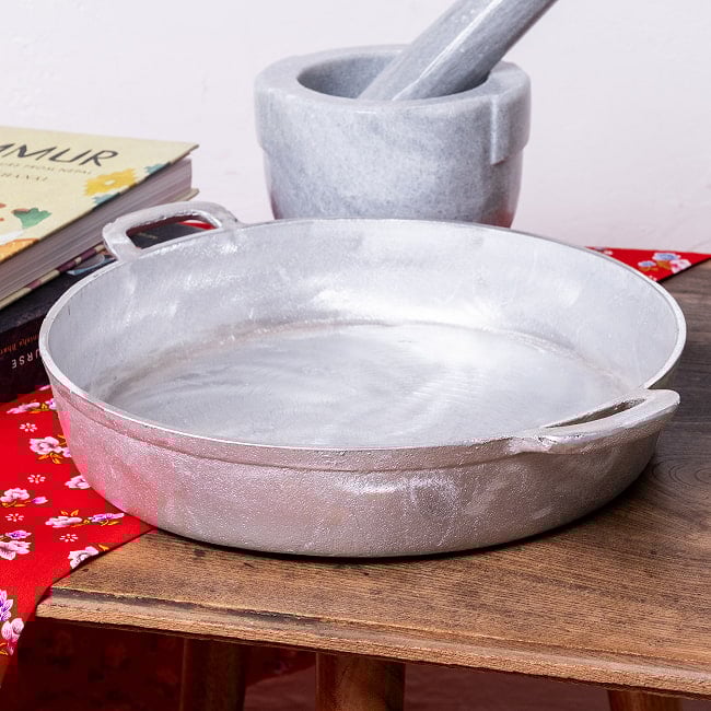 〔約29cm〕ベトナムの台所から 無垢で素朴なアルミ両手鍋 6 - 横からの写真です