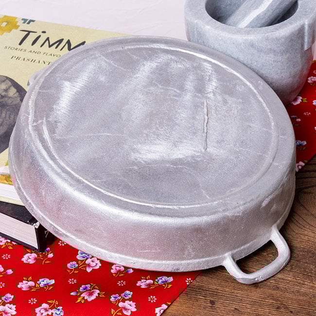 〔約29cm〕ベトナムの台所から 無垢で素朴なアルミ両手鍋 7 - 裏面の写真です