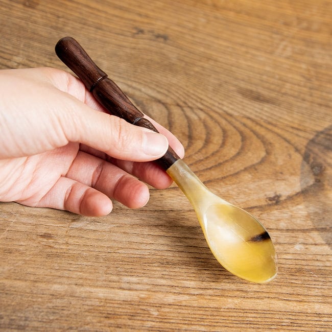 水牛の角と木のスプーン　キャトルホーン　美しいべっ甲模様[約15.5cm×2.5cm] 6 - 手に持ってみました
