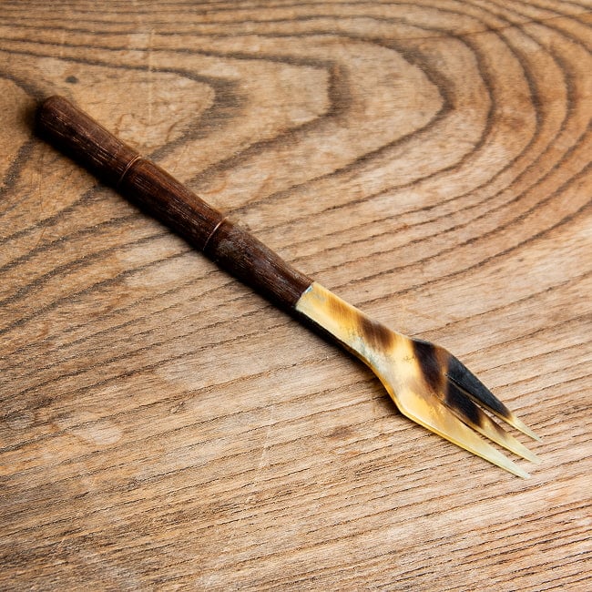 水牛の角と木のフォーク　キャトルホーン　美しいべっ甲模様[約15cm×2.5cm] 2 - 全体写真です

