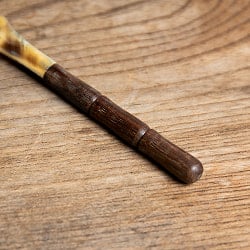 水牛の角と木のフォーク　キャトルホーン　美しいべっ甲模様[約15cm×2.5cm] - サブ4