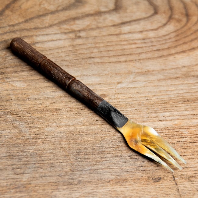 水牛の角と木のフォーク　キャトルホーン　美しいべっ甲模様[約15cm×2.5cm] 5 - 裏面の全体写真です