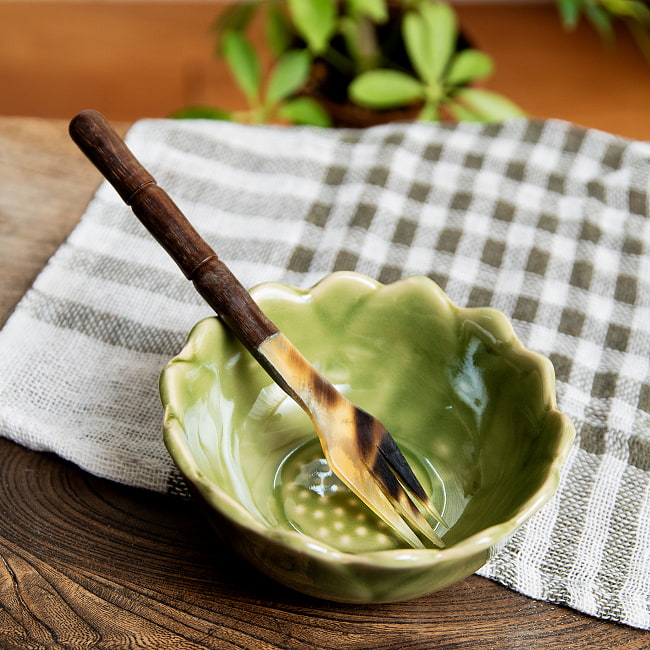 水牛の角と木のフォーク　キャトルホーン　美しいべっ甲模様[約15cm×2.5cm]の写真食器,アジア 食器,水牛,キャトルホーン,べっ甲柄,カトラリー,バリ雑貨,フォーク,カトラリー,テーブルウェア,軽量