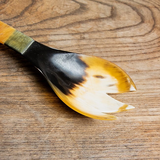 水牛の角のサラダサーバー　キャトルホーン　美しいべっ甲模様[約25cm×6cm] 4 - 一部分を拡大してみました。こちらはフォークです