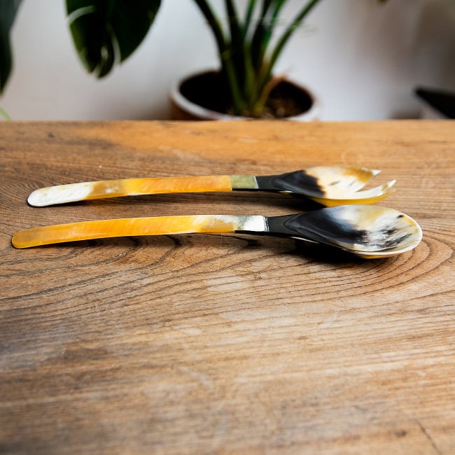 水牛の角のサラダサーバー　キャトルホーン　美しいべっ甲模様[約25cm×6cm] 6 - 横から見てみました