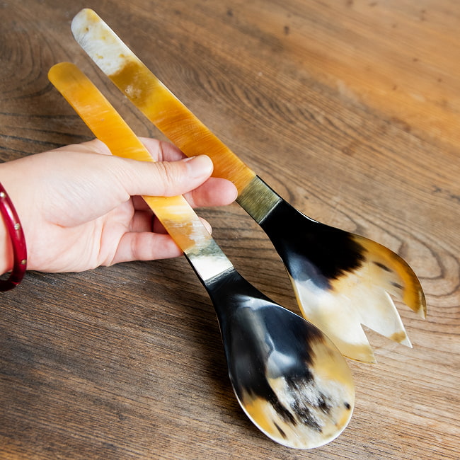 水牛の角のサラダサーバー　キャトルホーン　美しいべっ甲模様[約25cm×6cm] 8 - 手に持ってみました