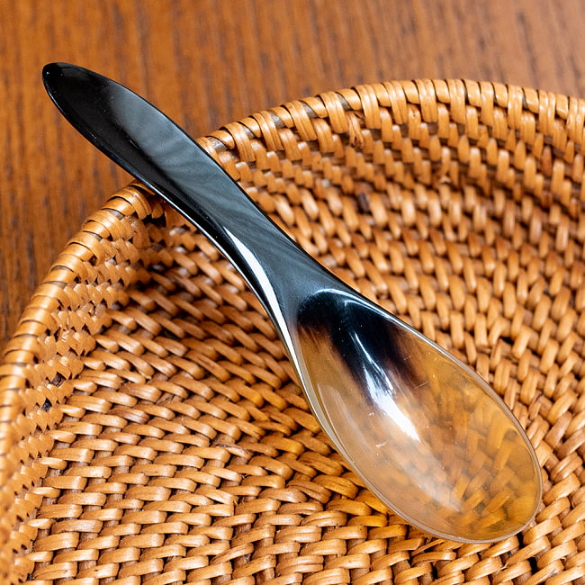 キャトルホーン　水牛の角のミニスプーン　美しいべっ甲模様[約10cm×約2.5cm]の写真食器,アジア 食器,ベトナム 食器,水牛,キャトルホーン,べっ甲柄,カトラリー