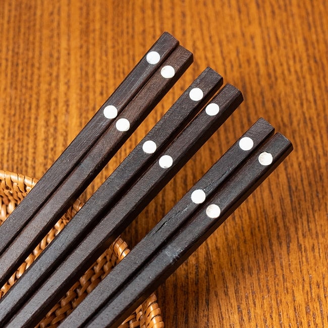 ベトナムからやってきた アジアの箸[丸模様] 7 - 天然素材を用いて、手作りしている為、それぞれこのような個体差がございます。