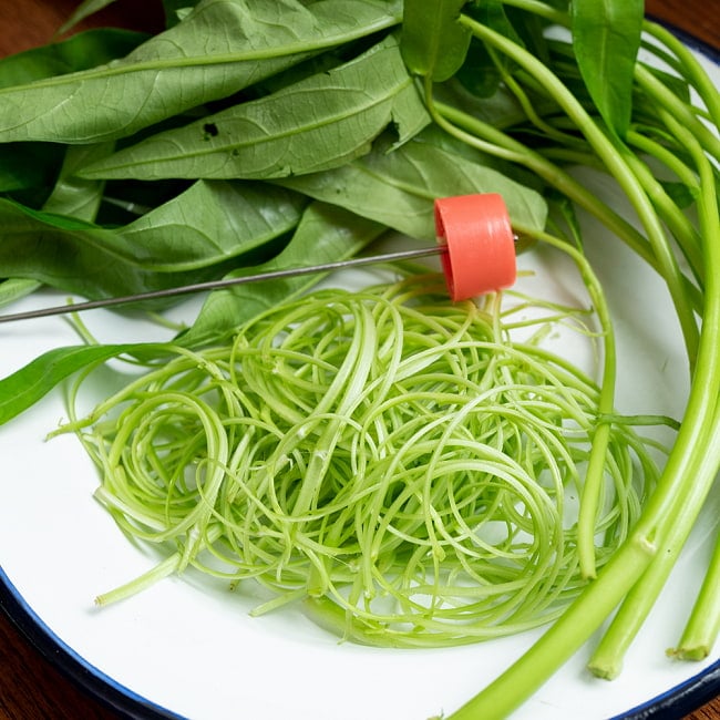 ベトナムの空芯菜カッター　空芯菜など細切りに！空芯菜サラダがすぐ作れる 9 - 包丁だと大変ですが、これなら一発でできます。