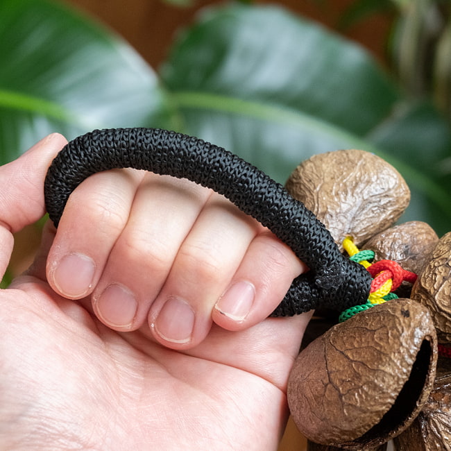 ガラガラ ブレスシェイカー　パンギの木の実 9 - 握るとこんな感じです