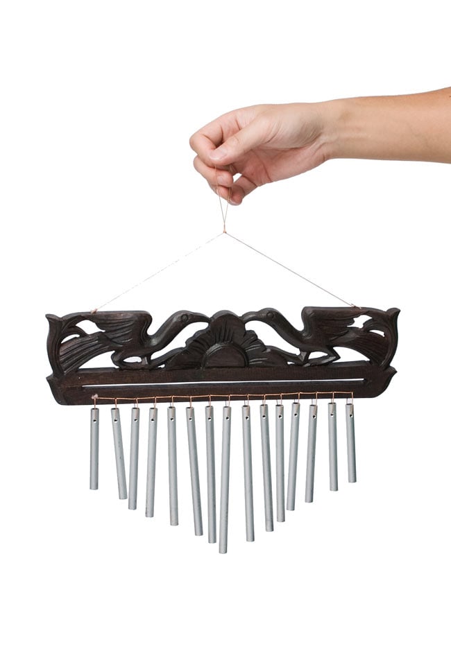 バリ島のハンガーチャイム 【アソート】 6 - 男性スタッフが手にとってみました。サイズイメージの参考にどうぞ。