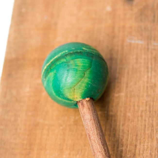 タンドラムのスティック 2 - 先端部分です。製造上の工程で若干ヒビが入っています。