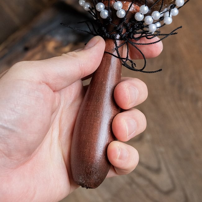 バリ島のココナッツシェイカー｜民族楽器シェケレ・ナチュラルパーカッション 9 - 滑らかに加工されていて持ちやすいです