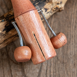 ビヨンビヨン揺れて音が鳴る　木製スプリングクラッパー｜バリ島の手作りパーカッション・リズム遊びにぴったりな民族楽器 - サブ5