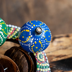 猫デザインのカラフルシェイカー シャカシャカ軽やかな音色｜バリ島の手作り民族楽器・ドットペイント入り ナチュラルパーカッション - サブ4