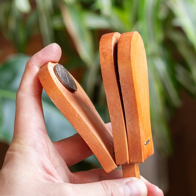 振るとバチバチ音が鳴る 木製クラッパー バリ島の打楽器|手作り・ドットペイント装飾・天然素材の民族楽器 8 - こちらの板が振ると開いて音がなります