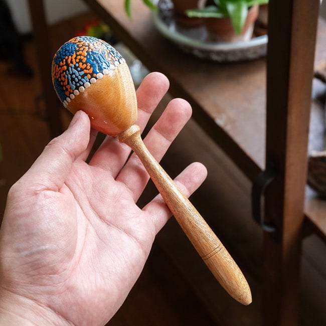 軽やかに鳴る 鮮やかドットペイントの木製シェイカー|手描き模様とナチュラルウッドのやさしい楽器 2 - このくらいのサイズ感になります