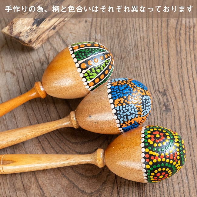 軽やかに鳴る 鮮やかドットペイントの木製シェイカー|手描き模様とナチュラルウッドのやさしい楽器 8 - 木の色合いや、ドットペイントデザインにつきましては、それぞれ異なっておりますので、ランダムでお送りいたします。