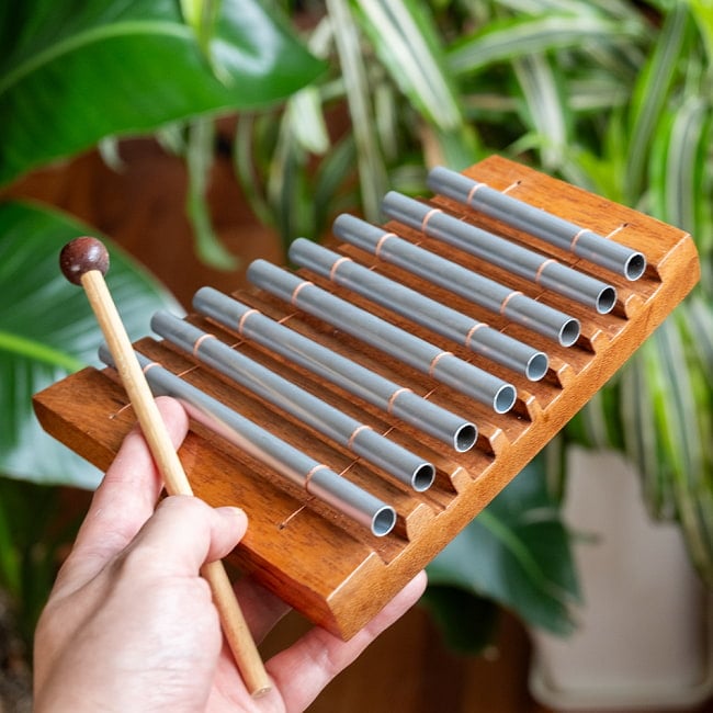 澄んだ音色 アルミ鉄琴|空洞パイプが奏でるシンプルサウンド 楽器・エナジーチャイム風パーカッション 2 - このくらいのサイズ感になります