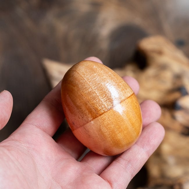 〔Mサイズ 約6.8cm〕木目が綺麗なドットペイント 木製エッグシェイカー｜ころんと可愛い卵型マラカス・バリ島のナチュラルパーカッション 2 - このくらいのサイズ感になります