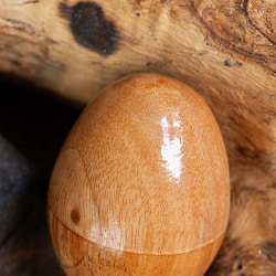 〔Mサイズ 約6.8cm〕木目が綺麗なプレーンタイプ 木製エッグシェイカー｜ころんと可愛い卵型マラカス・バリ島のナチュラルパーカッション - サブ3