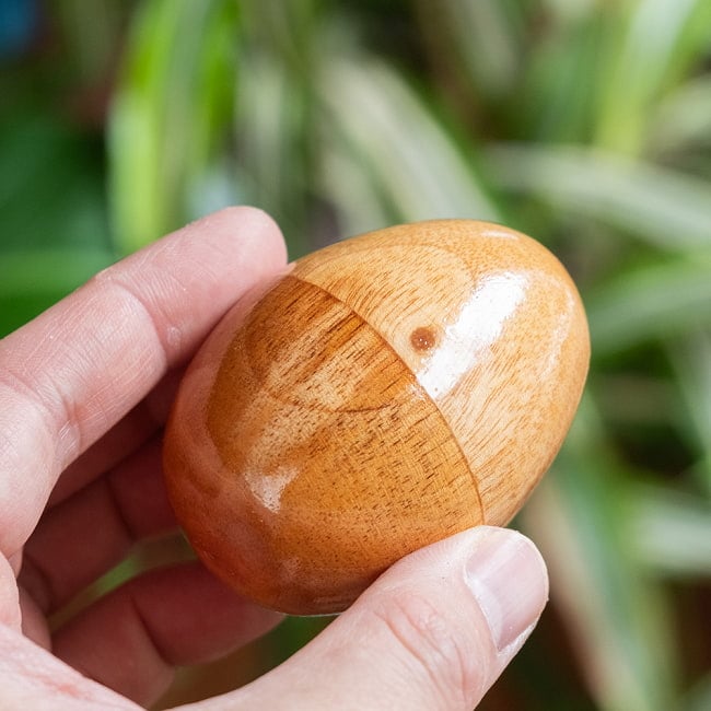 〔Mサイズ 約6.8cm〕木目が綺麗なドットペイント 木製エッグシェイカー｜ころんと可愛い卵型マラカス・バリ島のナチュラルパーカッション 6 - 持ったときにしっくりとくる形