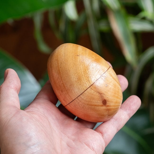 〔Lサイズ 約8.5cm〕木目が綺麗なドットペイント 木製エッグシェイカー｜ころんと可愛い卵型マラカス・バリ島のナチュラルパーカッション 2 - このくらいのサイズ感になります