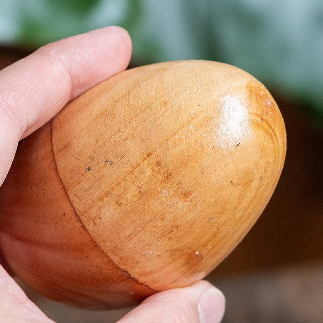 〔Lサイズ 約8.5cm〕木目が綺麗なドットペイント 木製エッグシェイカー｜ころんと可愛い卵型マラカス・バリ島のナチュラルパーカッション 6 - 持ったときにしっくりとくる形