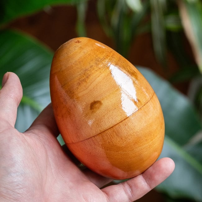 〔BIGサイズ 約11.5cm〕木目が綺麗なドットペイント 木製エッグシェイカー｜ころんと可愛い卵型マラカス・バリ島のナチュラルパーカッション 2 - このくらいのサイズ感になります