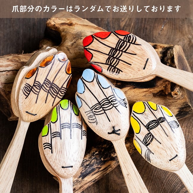 振るとバチバチ音が鳴る かわいいハンドデザインの木製クラッパー バリ島の打楽器|手作り 天然素材の民族楽器 8 - 爪のカラーにつきましては、それぞれランダムでお送りいたします