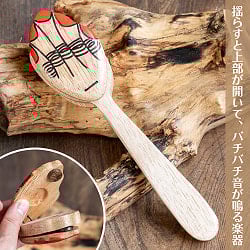 振るとバチバチ音が鳴る　かわいいハンドデザインの木製クラッパー バリ島の打楽器｜手作り 天然素材の民族楽器の商品写真