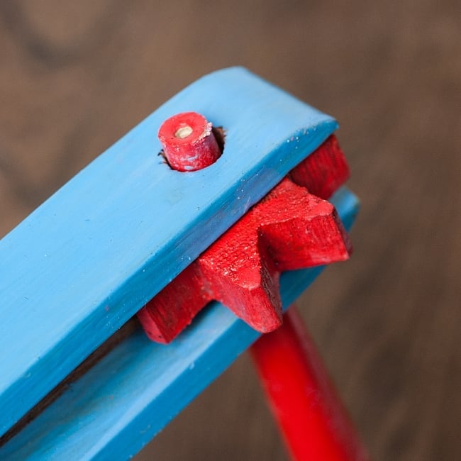 ロータリーパーカッション 【ペイント】の商品写真 2枚目 歯車が薄い木の板を弾いてパチパチと勢いの良い音を鳴らします。