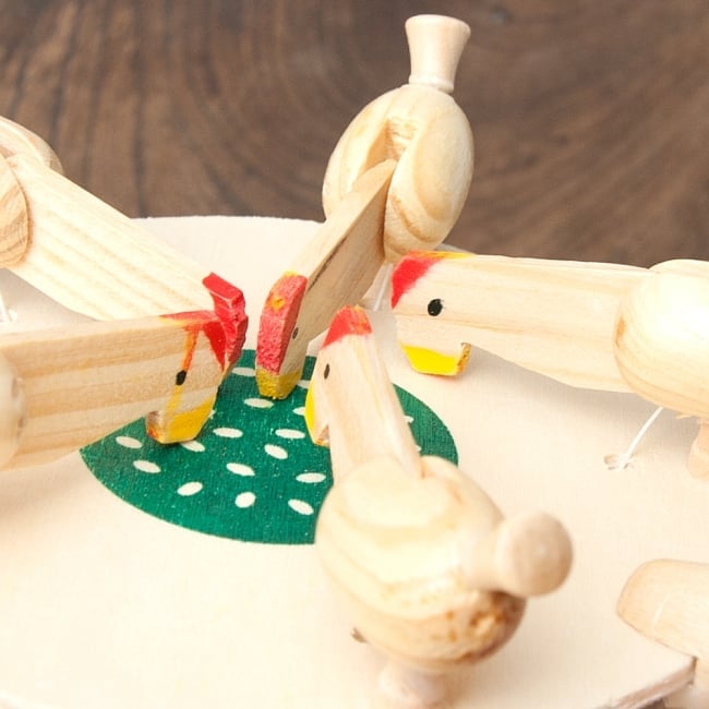 鶏のコツコツおもちゃ 3 - つぶらな瞳です。