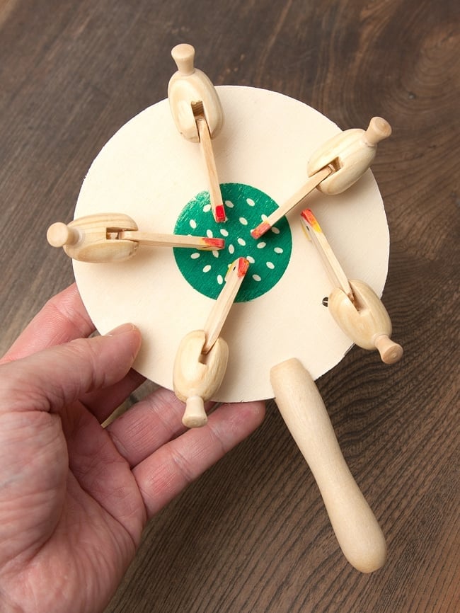 鶏のコツコツおもちゃ 4 - 手に取るとこれくらいの大きさです。