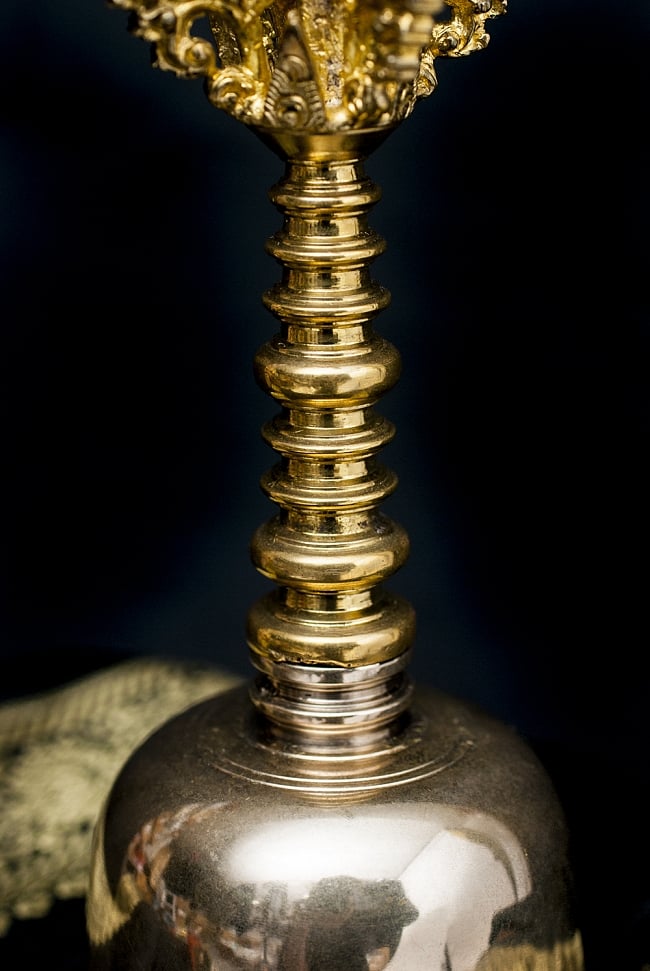 バリのお寺で使われる手持ちベル 3 - 柱部分になります。