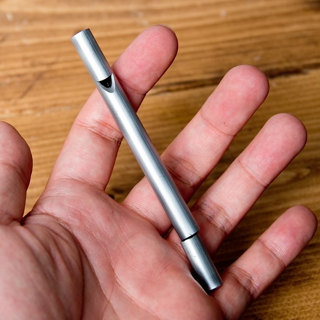 メタルバードホイッスル【8.7cm】 5 - このくらいのサイズ感になります