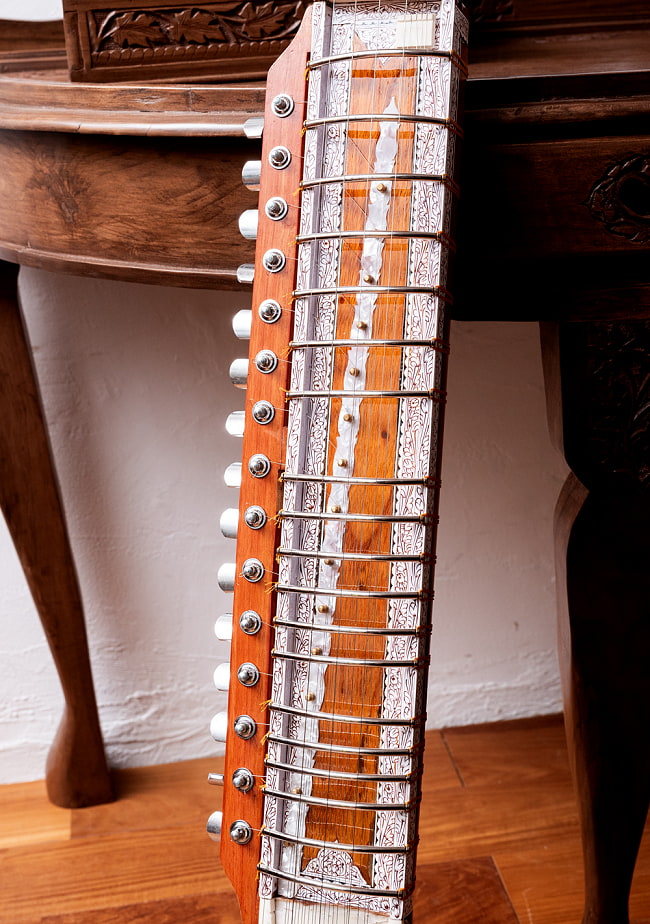 ディルルバ(Dilruba)　北インドの擦弦楽器　PALOMA製 3 - ボディ背後にも美しい彫刻が施されています。