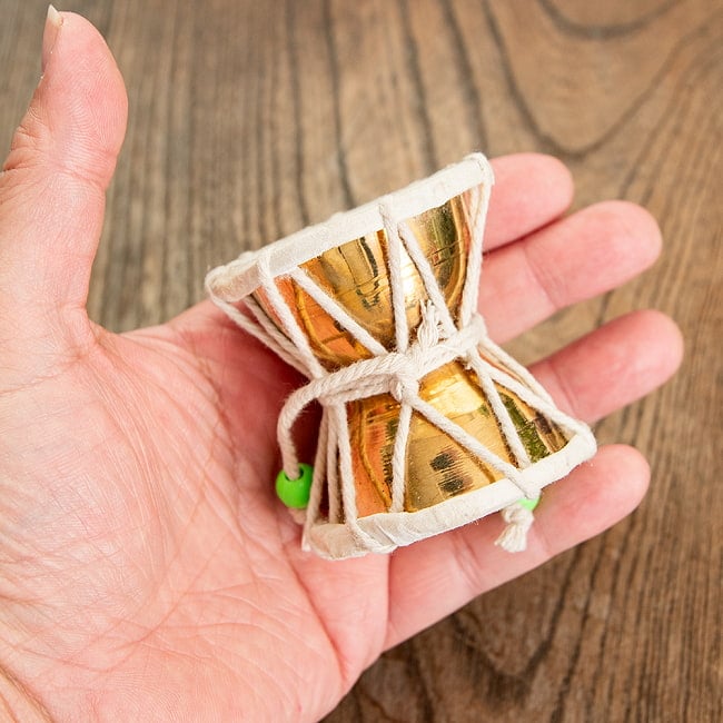 ダムルー シヴァのでんでん太鼓 ブラス製 高さ6cm 4 - 手に取るとこれくらいの大きさです。