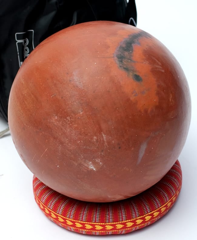 ガタム Ghatam 南インドの伝統的な打楽器 4 - 底面の写真です