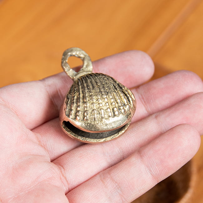 インドの鈴 貝殻グングル［約4.3cm×約3cm］ 4 - バッグの端っこにつけたり、DIY用の素材としてさまざまな用途へご使用いただけます！