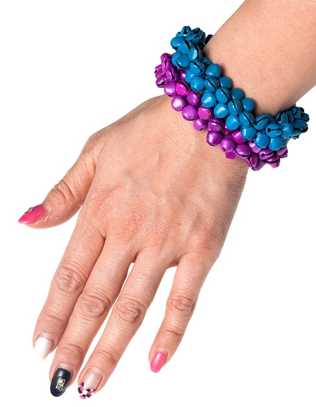 カラフルグングルバンド - レッド 6 - 実際に手に通してみました(同じデザインの色違いとなります)